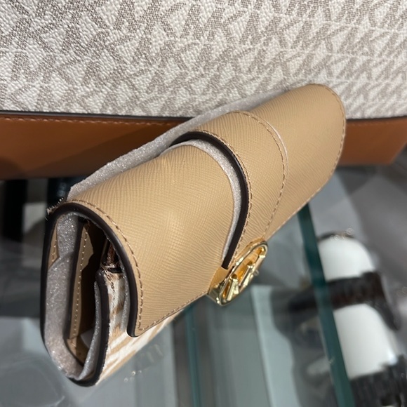 MICHAEL KORS
Carmen Medium Flap Bifold Faux Fur-Leather Wallet
Camel 
NWT - Picture 15 of 16